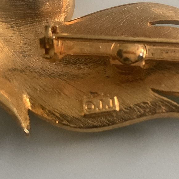 Vintg JJ Jonette Enameled Purple Leaf/Feather Pin - Picture 3 of 3